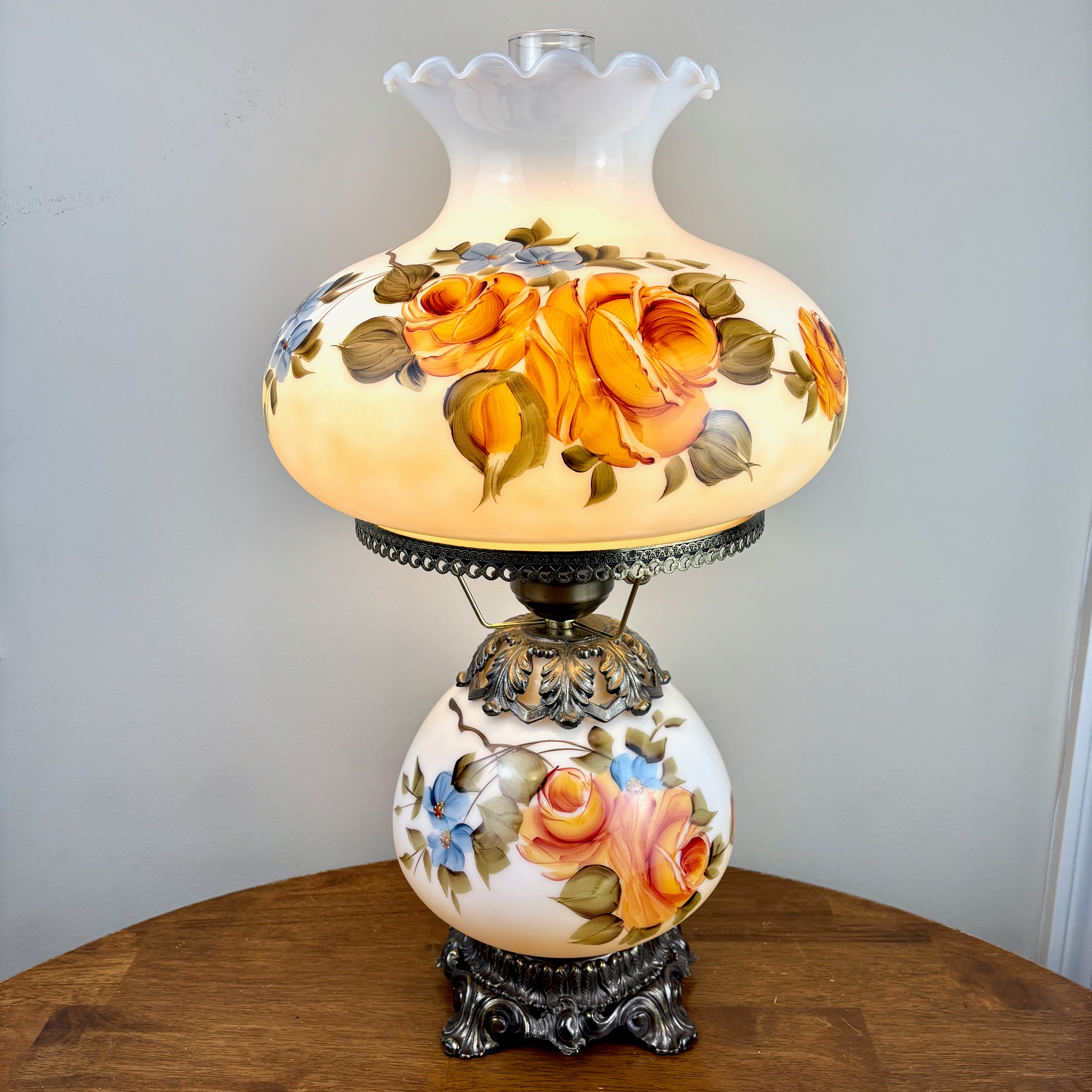 ドイツ　アンティーク　ランプ　フィギュリン　ライト　フラワー　アップリケ Vintage Floral Milk Glass Hurricane Lamp | Vintage Lamp | GWTW Lamp